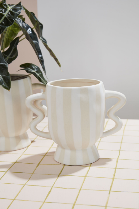 Akimbo Wavy Footed Planter
